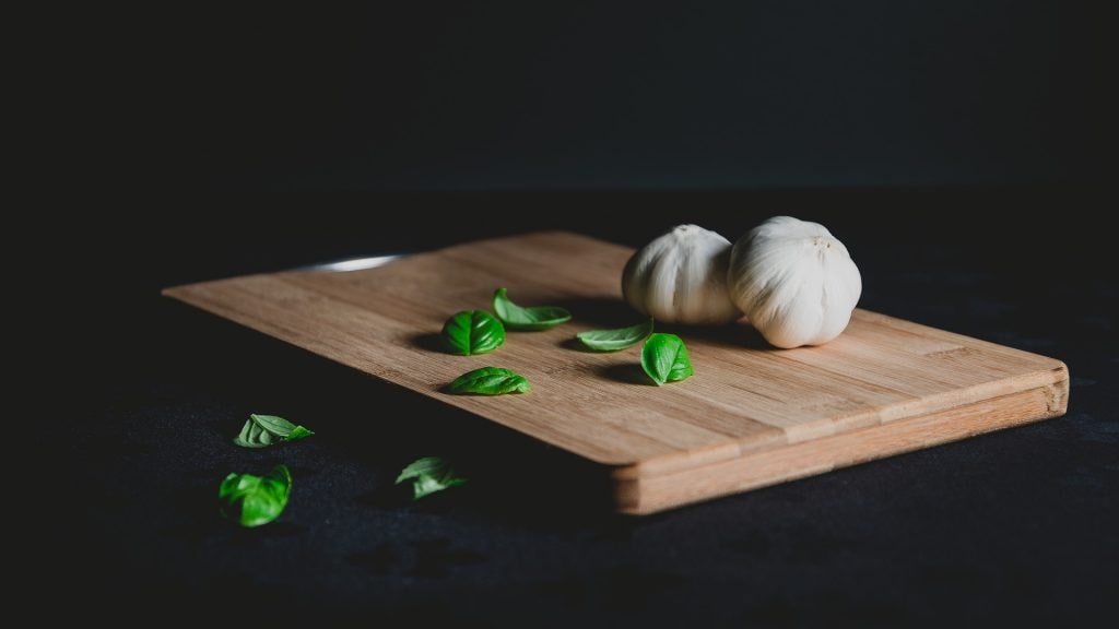 Breastfeeding diet 101: foods to avoid while breastfeeding - garlic