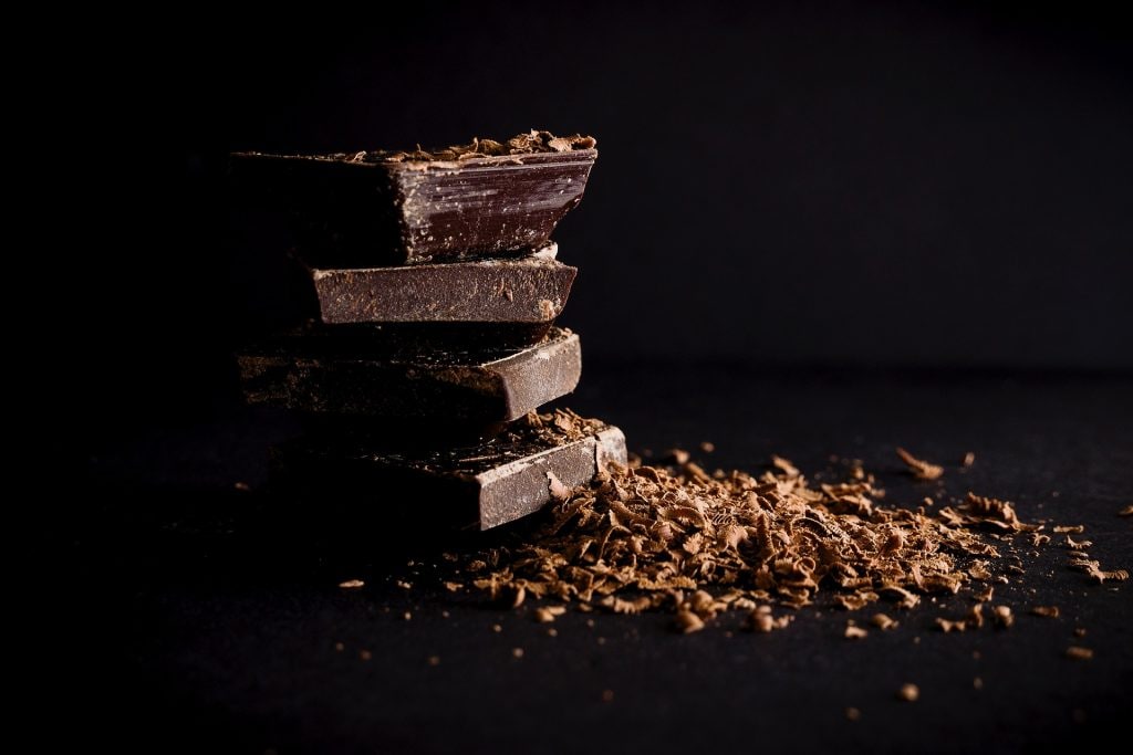 Breastfeeding diet 101: foods to avoid while breastfeeding - chocolate #breastfeedingtips