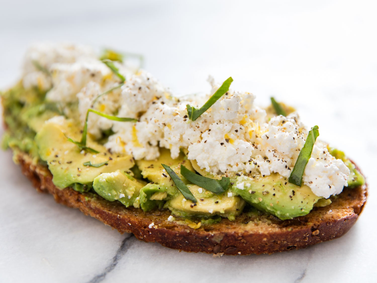 what to eat when breastfeeding. Quick snack. Avocado and ricotta on toasted bread